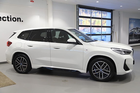 BMW iX1 7 of 11