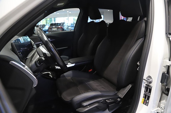 BMW iX1 8 of 11