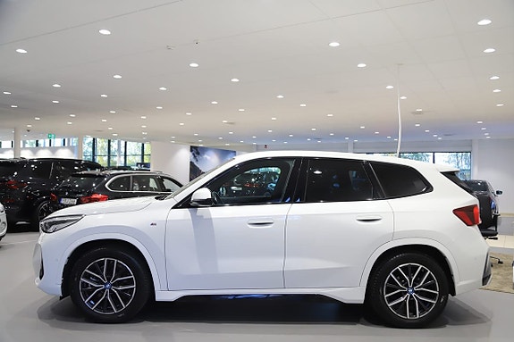 BMW iX1 2 of 5