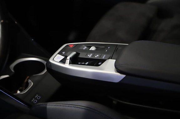 BMW iX1 10 of 11