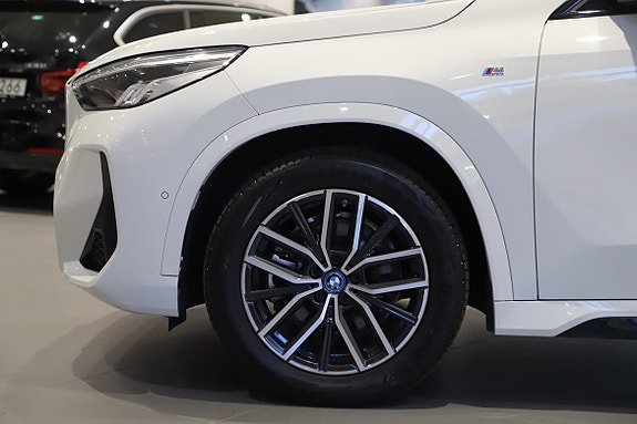BMW iX1 4 of 5