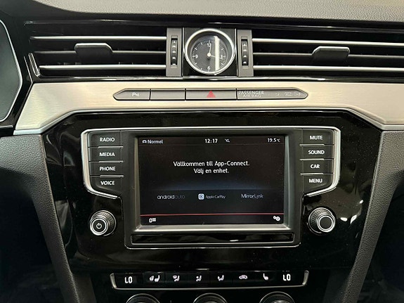 Volkswagen Passat 15 of 17