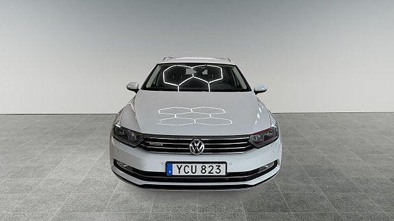 Volkswagen Passat 2 of 5