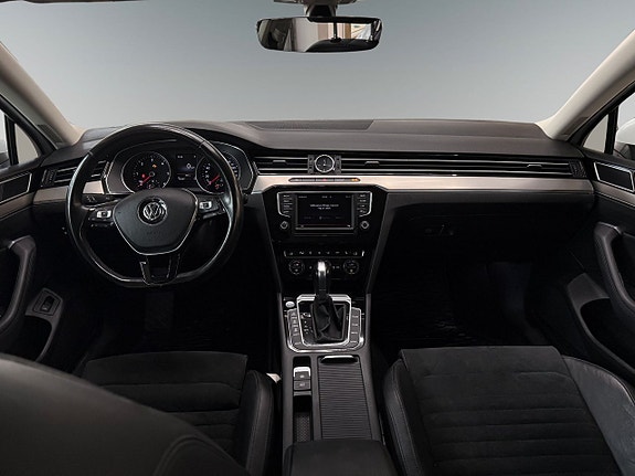 Volkswagen Passat 12 of 17