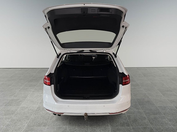 Volkswagen Passat 13 of 17