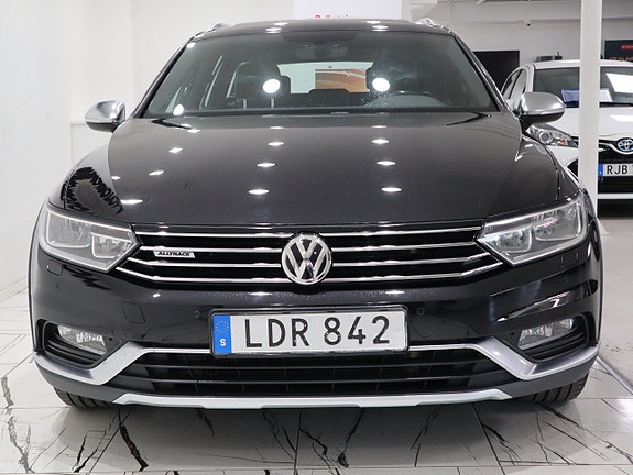 Volkswagen Passat Alltrack 2 of 5