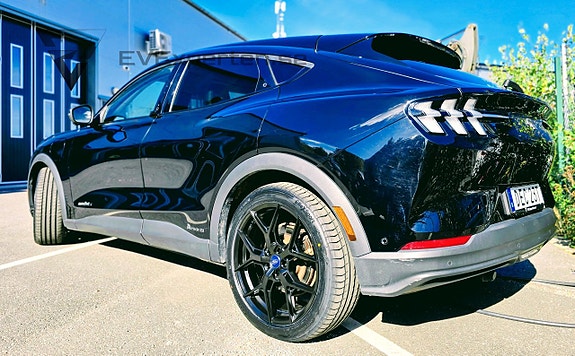 Ford Mustang Mach-E 8 of 30