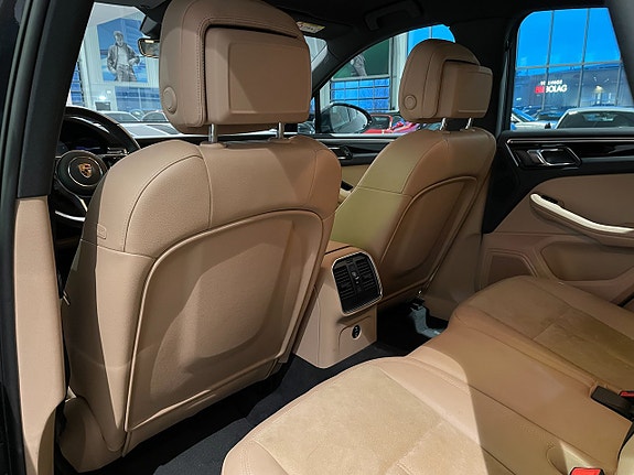 Porsche Macan S 17 of 17