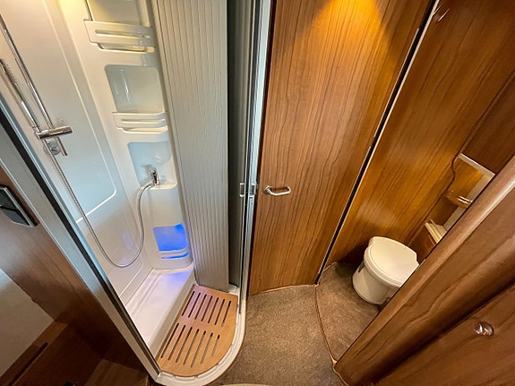 Hymer B 708 Premiumline / Automat / ALDE / Solcell / Taksäng 17 of 28