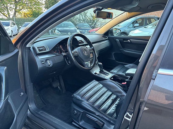 Volkswagen Passat 9 of 14