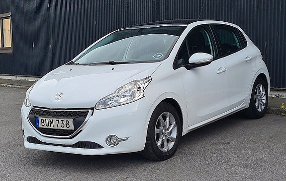 Peugeot 208 2 of 5