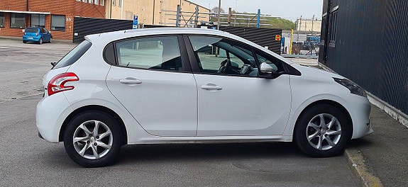 Peugeot 208 4 of 5