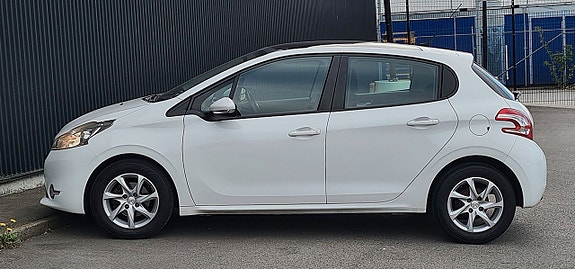 Peugeot 208 3 of 5