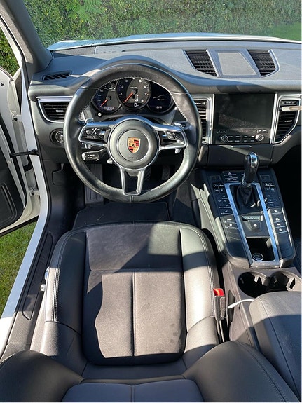 Porsche Macan 3 of 5