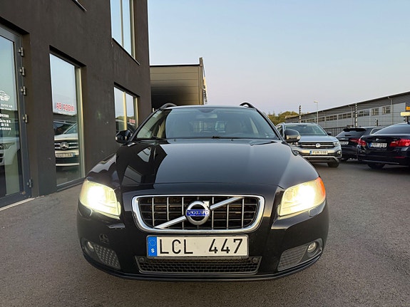Volvo V70 2 of 23
