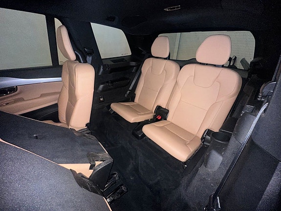 Volvo XC90 11 of 26
