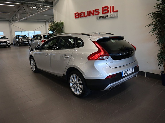Volvo V40 Cross Country 3 of 5