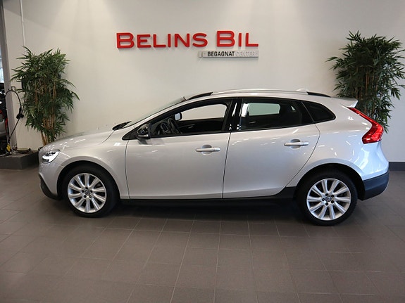 Volvo V40 Cross Country 2 of 5