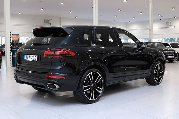 Porsche Cayenne 4 of 5