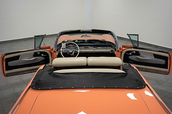 Oldsmobile Ninety Eight 9 of 26