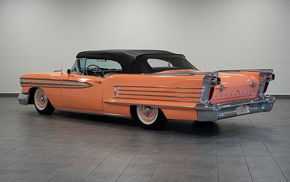 Oldsmobile Ninety Eight 2 of 26