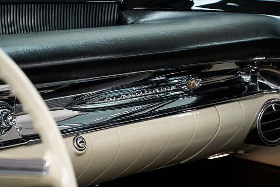 Oldsmobile Ninety Eight 17 of 26