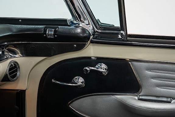 Oldsmobile Ninety Eight 16 of 26