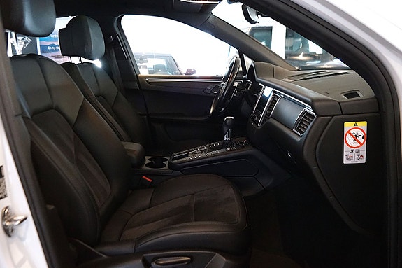 Porsche Macan 18 of 23