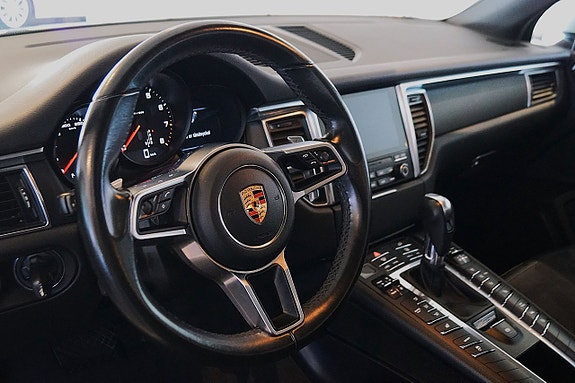 Porsche Macan 10 of 23