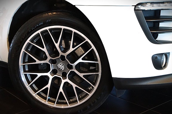 Porsche Macan 3 of 5