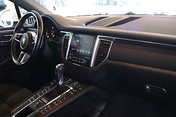 Porsche Macan 16 of 23