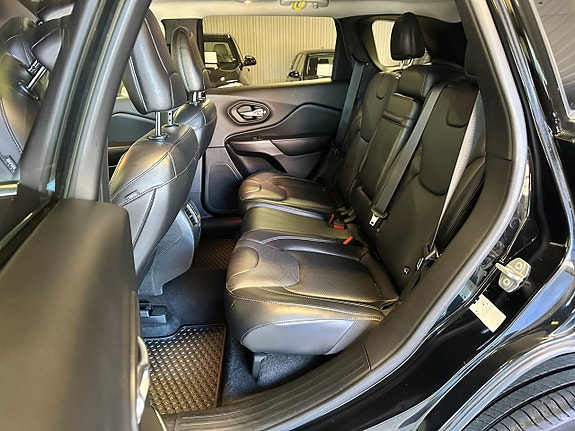 Jeep Cherokee 12 of 26
