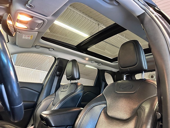 Jeep Cherokee 17 of 26