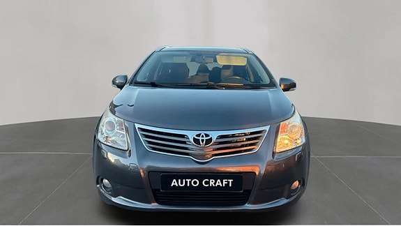 Toyota Avensis 2 of 5