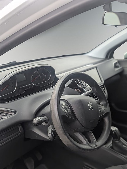 Peugeot 208 12 of 12