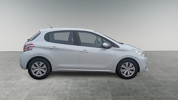Peugeot 208 5 of 12