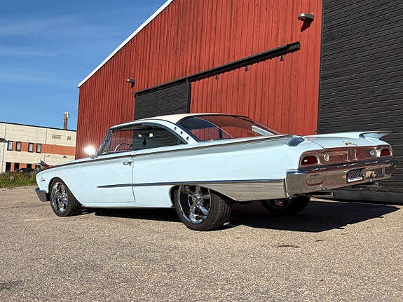 Ford Galaxie 3 of 5