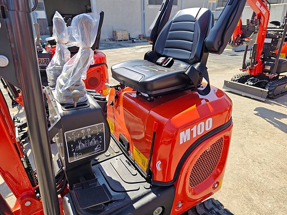 Minigrävare DELEKS® M100 – Kubota 3-cylindrig diesel motor 4 of 12