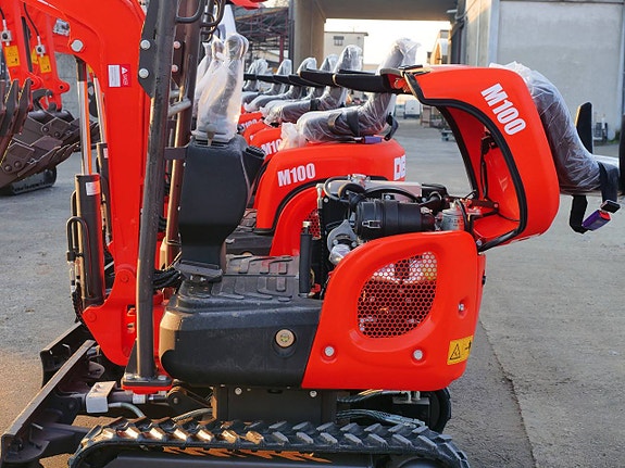 Minigrävare DELEKS® M100 – Kubota 3-cylindrig diesel motor 5 of 12