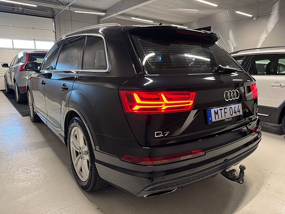 Audi Q7 4 of 5