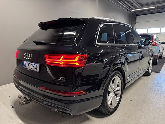 Audi Q7 2 of 5