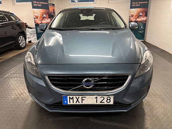 Volvo V40 2 of 27