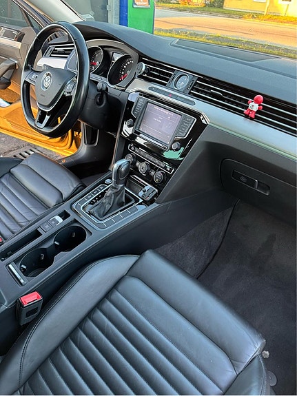 Volkswagen Passat 2 of 5