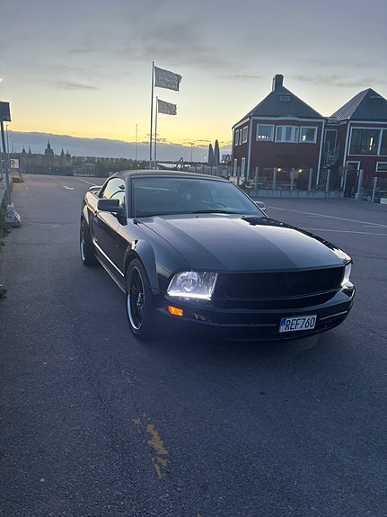 Ford Mustang 2 of 6