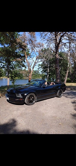 Ford Mustang 3 of 6