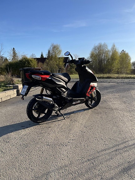 Aprilia SR 50 2 of 9