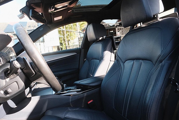 BMW M550i 3 of 5