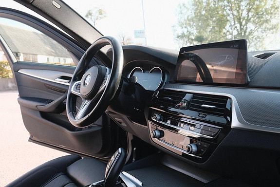 BMW M550i 4 of 5