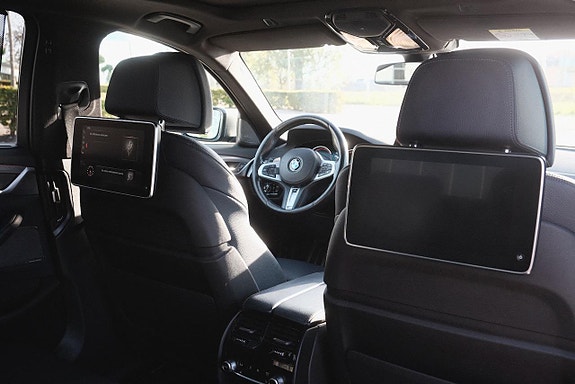 BMW M550i 5 of 5