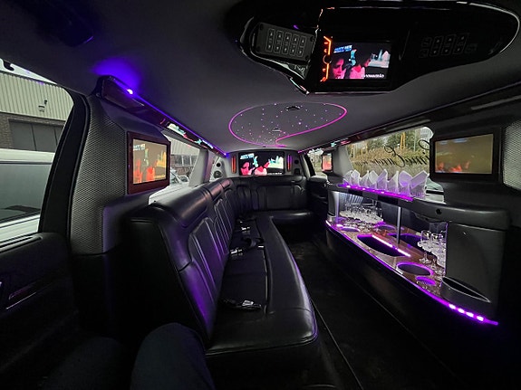 Lincoln MKT 2 of 11